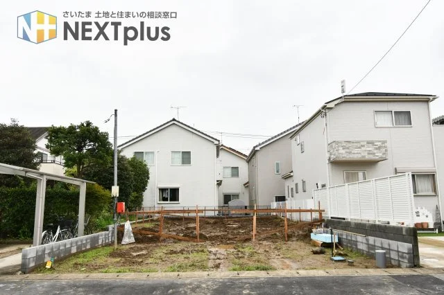住宅地に隣接する整えられた建設予定地